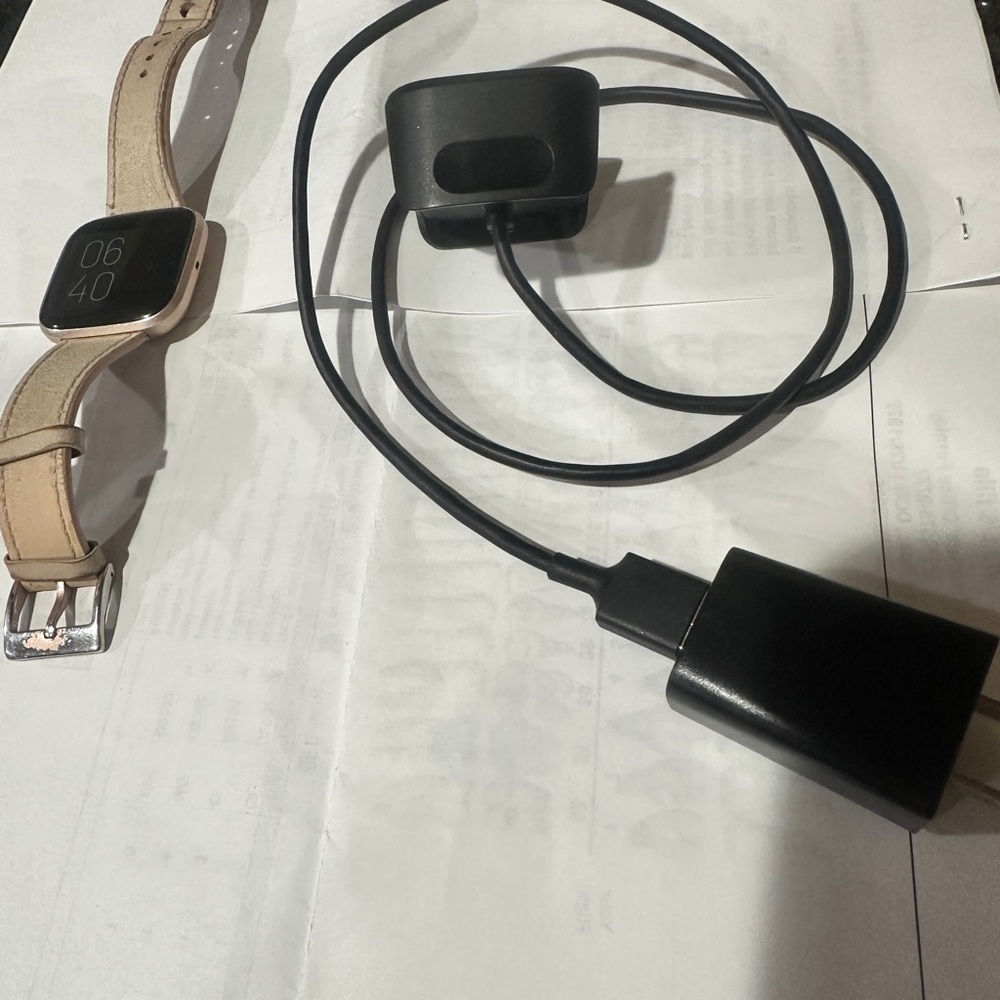 Fitbit Versa 2 4mb Smartwatch with light pink Leather Strap - Picture 6 of 10